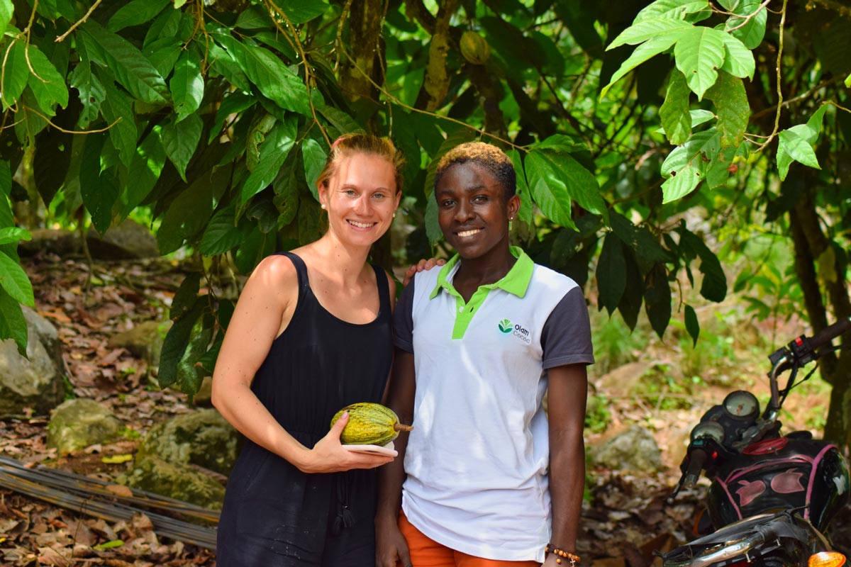 Amandine Laridon et un collaborateur lors d'un voyage en Côte d'Ivoire